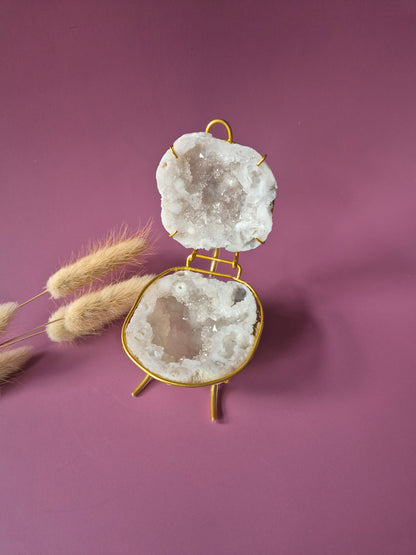 Edelsteen Bergkristal Quartz Geode op Gouden Standaard (6–7 cm)