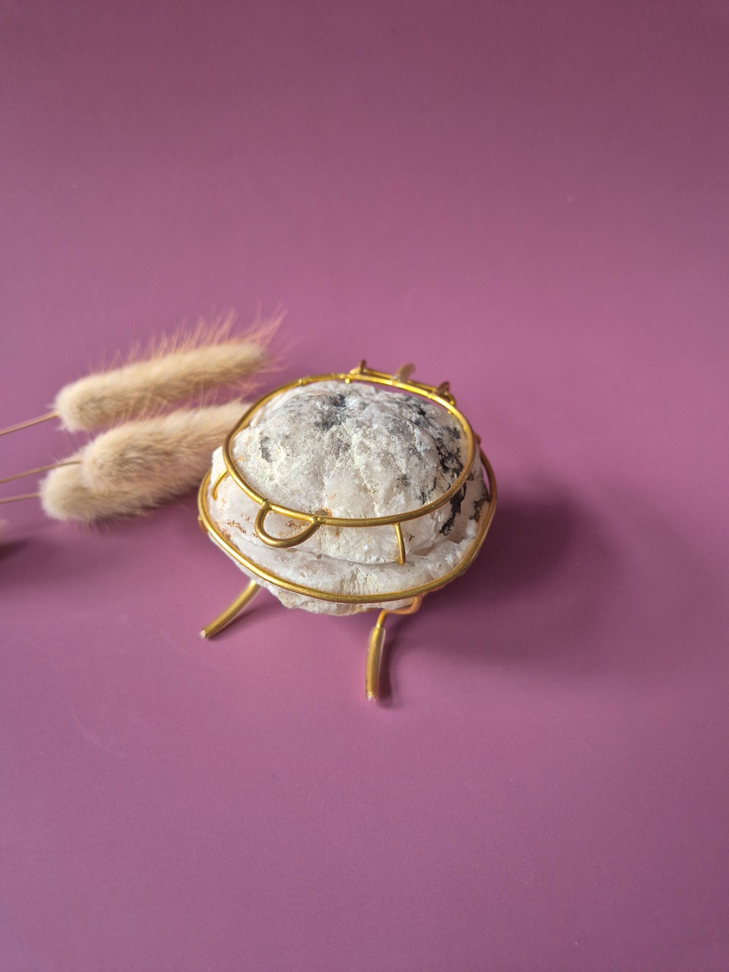 Edelsteen Bergkristal Quartz Geode op Gouden Standaard (6–7 cm)