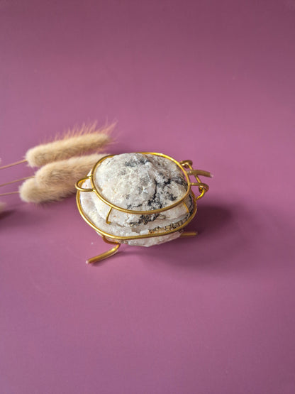 Edelsteen Bergkristal Quartz Geode op Gouden Standaard (6–7 cm)