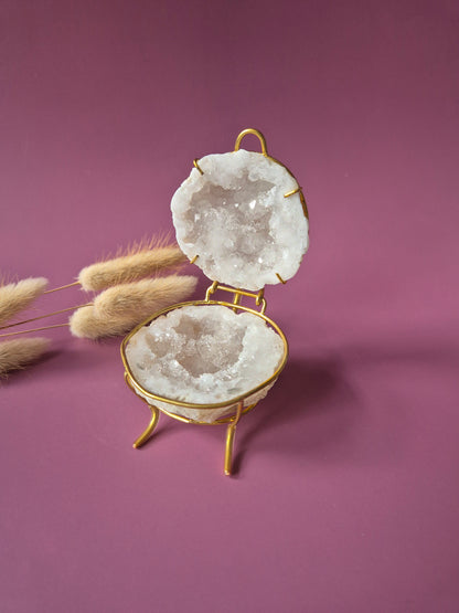 Edelsteen Bergkristal Quartz Geode op Gouden Standaard (6–7 cm)