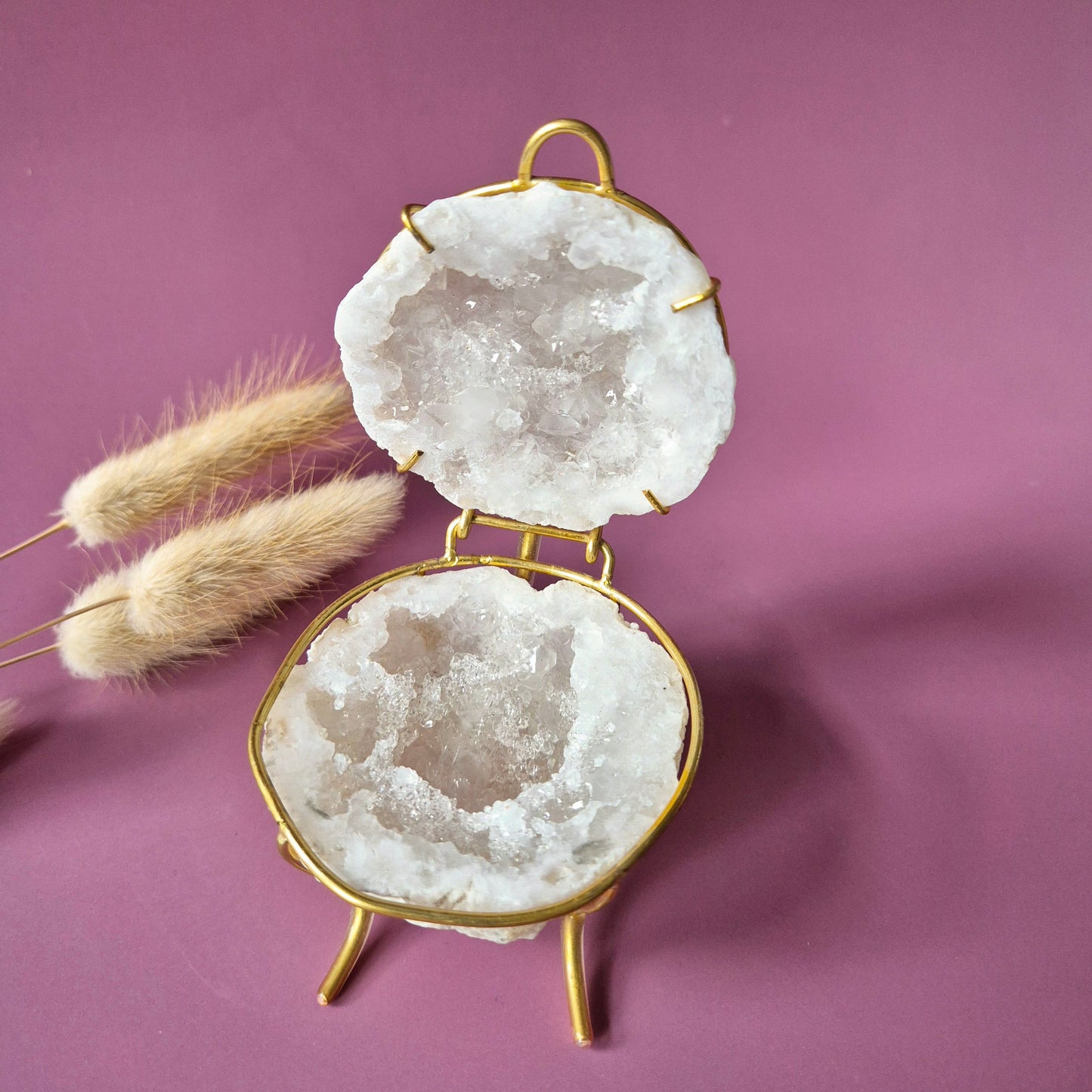 Edelsteen Bergkristal Quartz Geode op Gouden Standaard (6–7 cm)