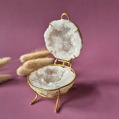 Edelsteen Bergkristal Quartz Geode op Gouden Standaard (6–7 cm)