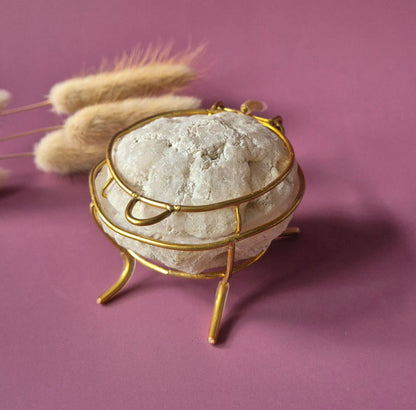 Edelsteen Bergkristal Quartz Geode op Gouden Standaard (6–7 cm)