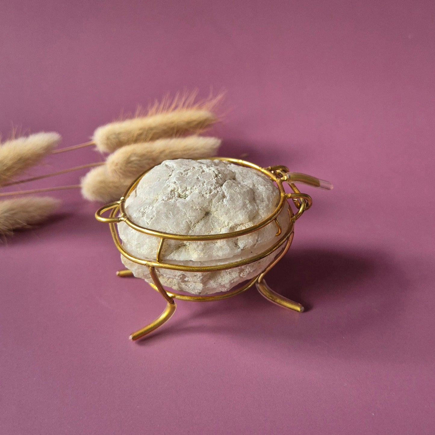 Edelsteen Bergkristal Quartz Geode op Gouden Standaard (6–7 cm)