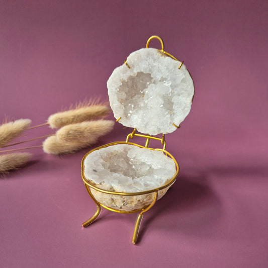 Edelsteen Bergkristal Quartz Geode op Gouden Standaard (6–7 cm)