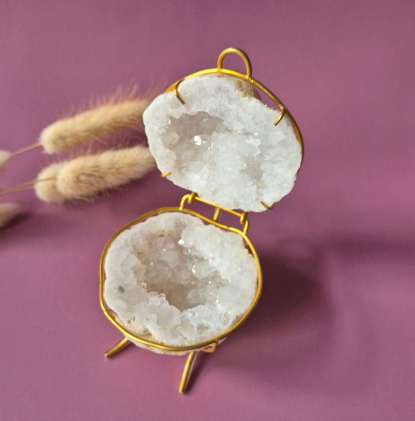 Edelsteen Bergkristal Quartz Geode op Gouden Standaard (6–7 cm)