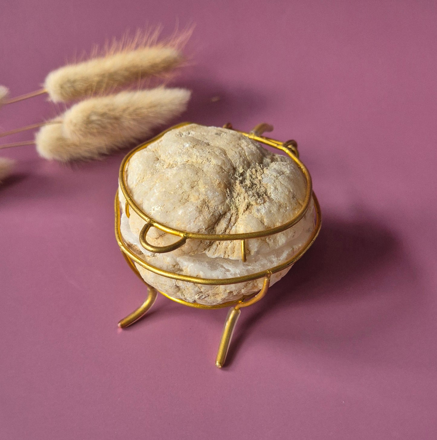 Edelsteen Bergkristal Quartz Geode op Gouden Standaard (6–7 cm)