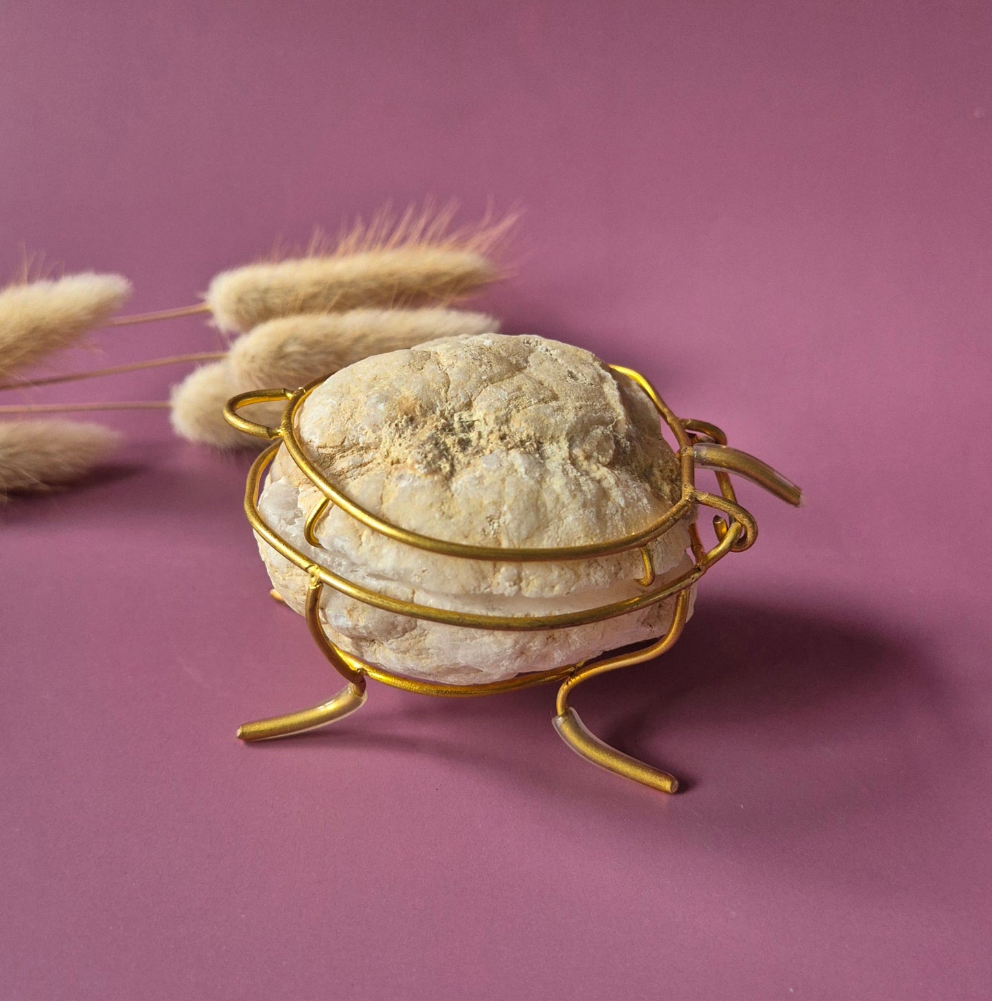 Edelsteen Bergkristal Quartz Geode op Gouden Standaard (6–7 cm)