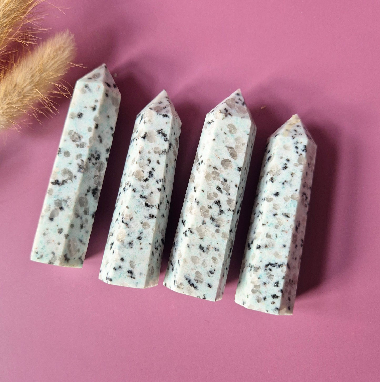 Edelsteen Kiwi Jasper Toren (7–9 cm) Sesame Stone