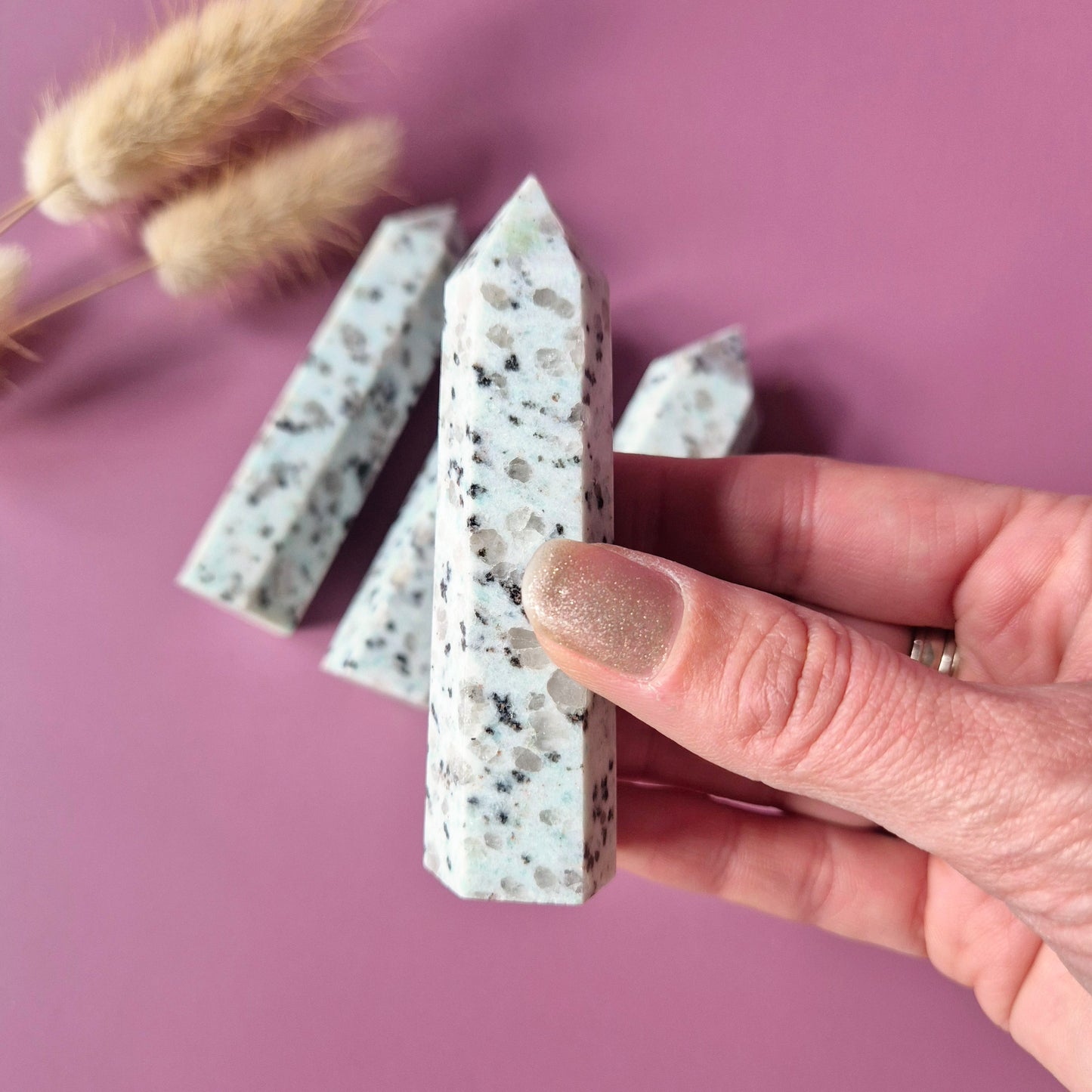 Edelsteen Kiwi Jasper Toren (7–9 cm) Sesame Stone