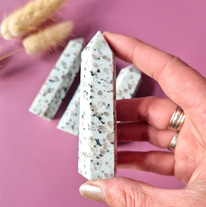 Edelsteen Kiwi Jasper Toren (7–9 cm) Sesame Stone