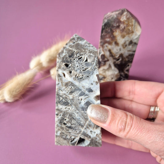 Edelsteen Druzy Sphaleriet Toren / Obelisk – Een Sprankelend Natuurschat