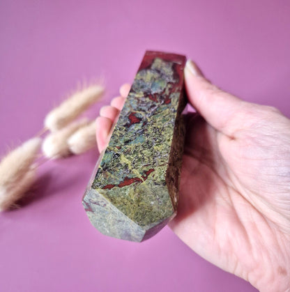 Edelsteen Dragonblood stone toren (284g) – moed, kracht & vitaliteit