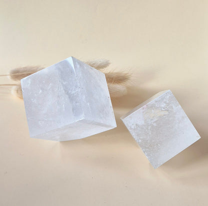 Heldere bergkristal kubus met regenbooginclusies 5-6cm Edelsteen