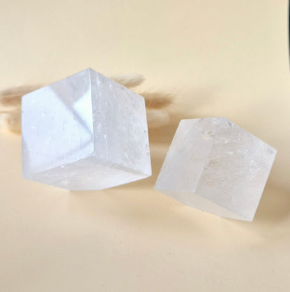 Heldere bergkristal kubus met regenbooginclusies 5-6cm Edelsteen