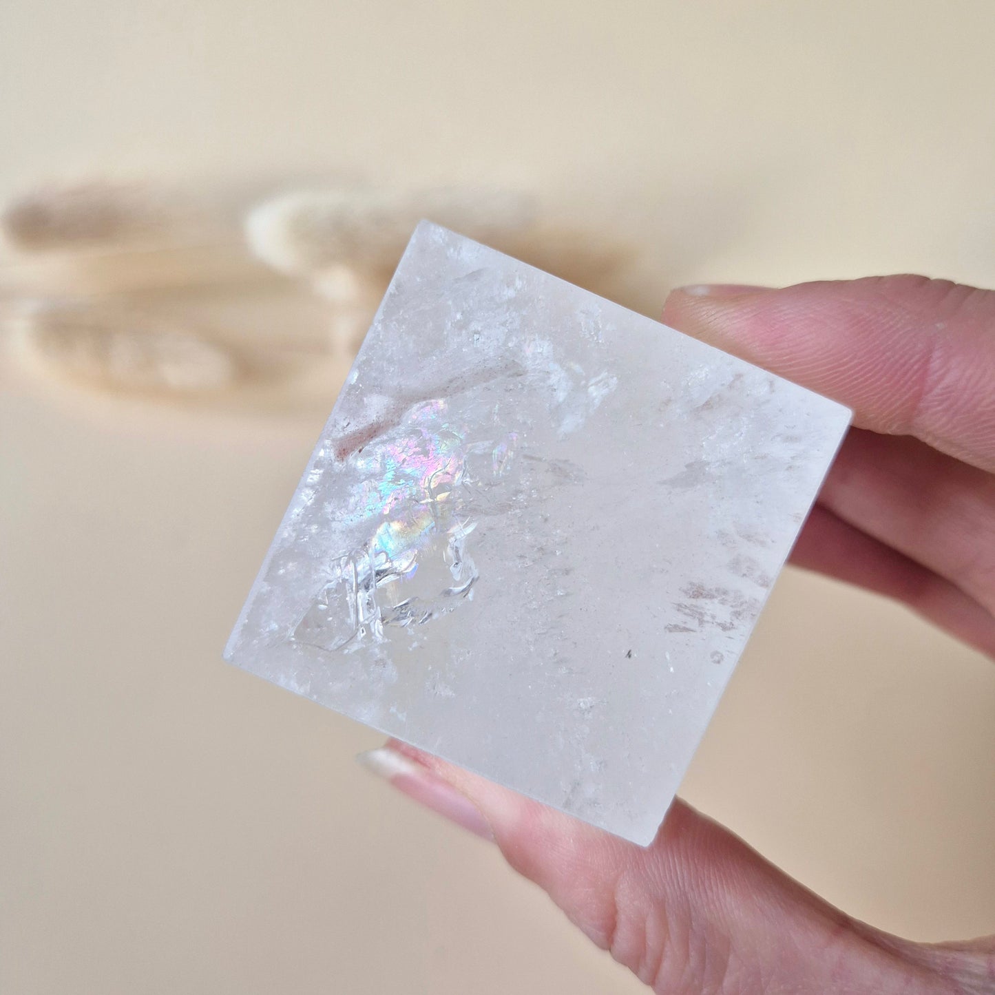 Heldere bergkristal kubus met regenbooginclusies 5-6cm Edelsteen