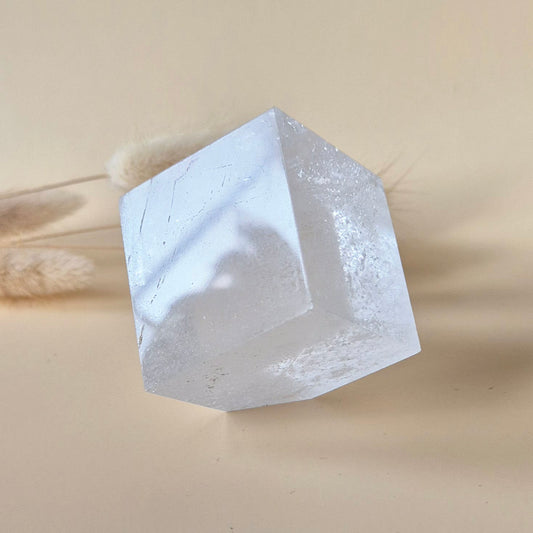 Heldere bergkristal kubus met regenbooginclusies 5-6cm Edelsteen