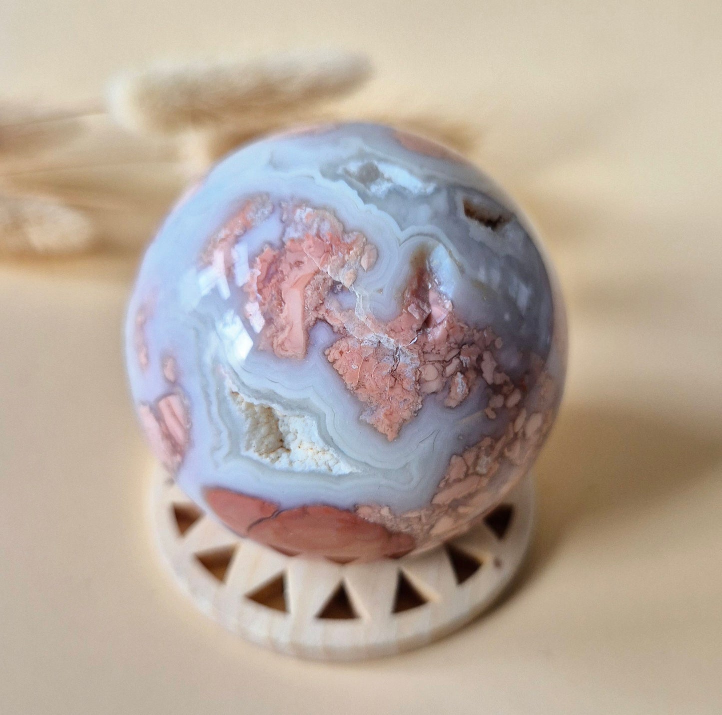 Kristallen Edelsteen Druzy Petal Agate bol 58mm – Uniek kunstwerkje van Moeder Aarde