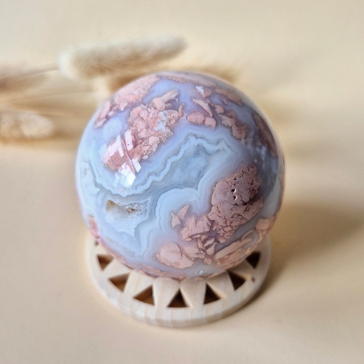 Kristallen Edelsteen Druzy Petal Agate bol 58mm – Uniek kunstwerkje van Moeder Aarde