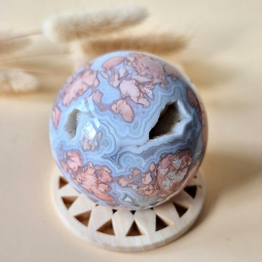 Kristallen Edelsteen Druzy Petal Agate bol 53mm – Uniek kunstwerkje van Moeder Aarde