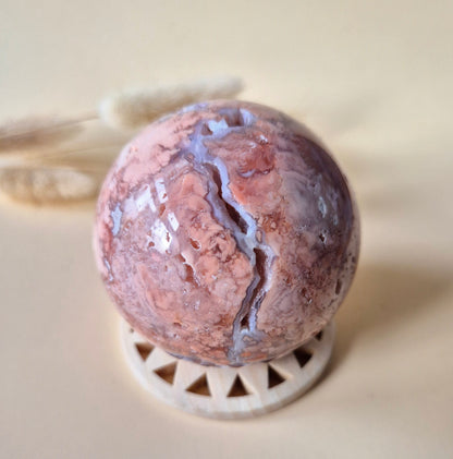 Kristallen Edelsteen Druzy Petal Agate bol 60mm – Uniek kunstwerkje van Moeder Aarde