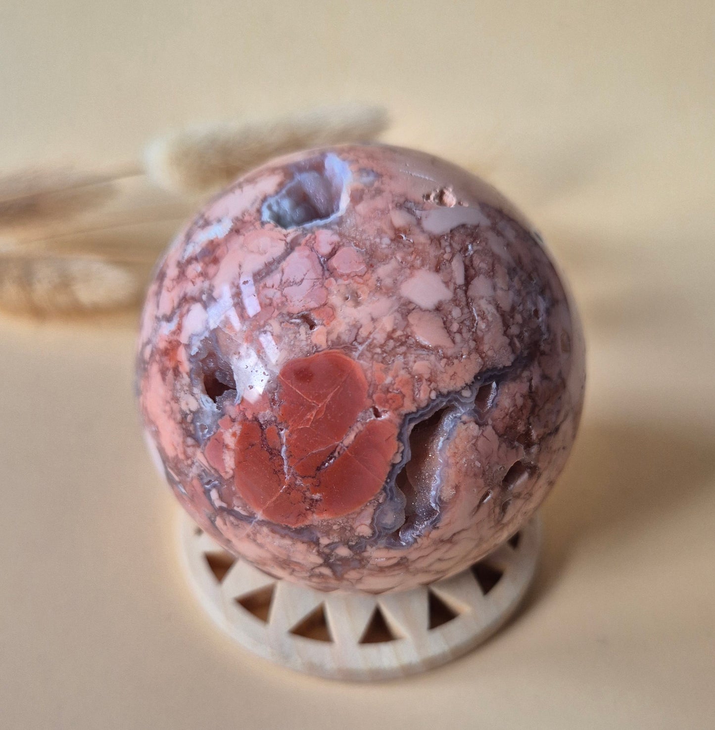 Kristallen Edelsteen Druzy Petal Agate bol 60mm – Uniek kunstwerkje van Moeder Aarde