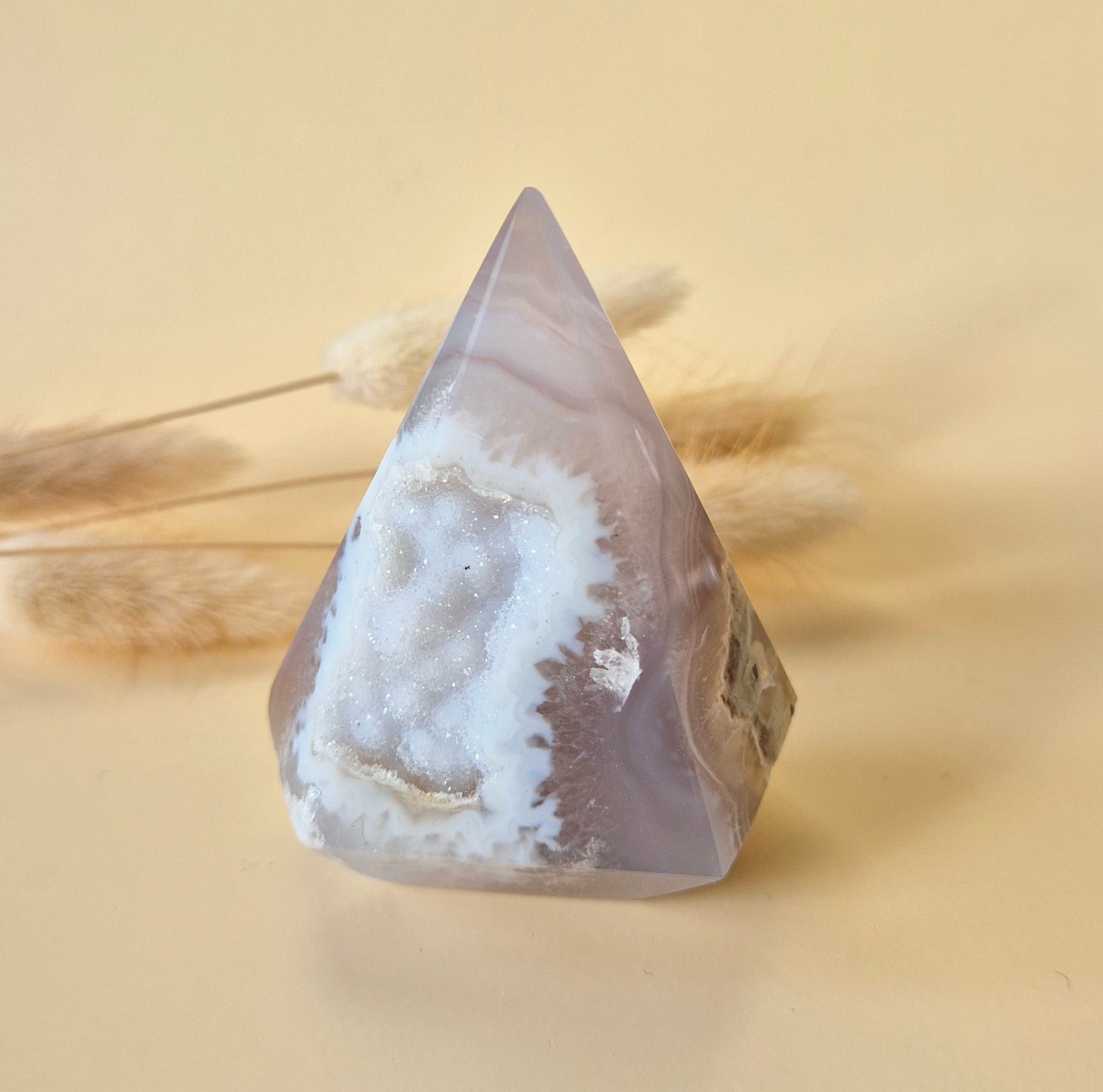 Druzy Grauer Achat - Tropfenförmiger stehender Edelsteinkristall - Nr. 12. 86 Gramm