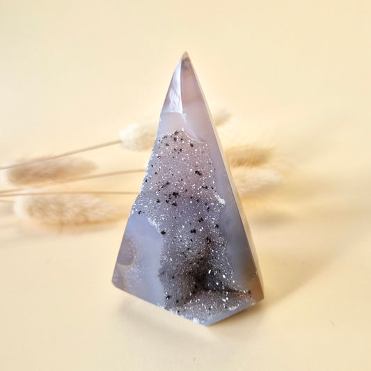 Druzy Grauer Achat - Tropfenförmiger stehender Edelsteinkristall - Nr. 12. 86 Gramm