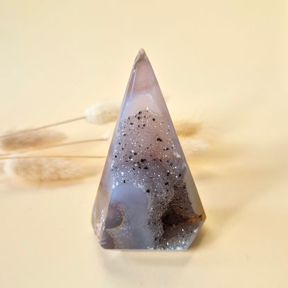 Druzy Grauer Achat - Tropfenförmiger stehender Edelsteinkristall - Nr. 12. 86 Gramm