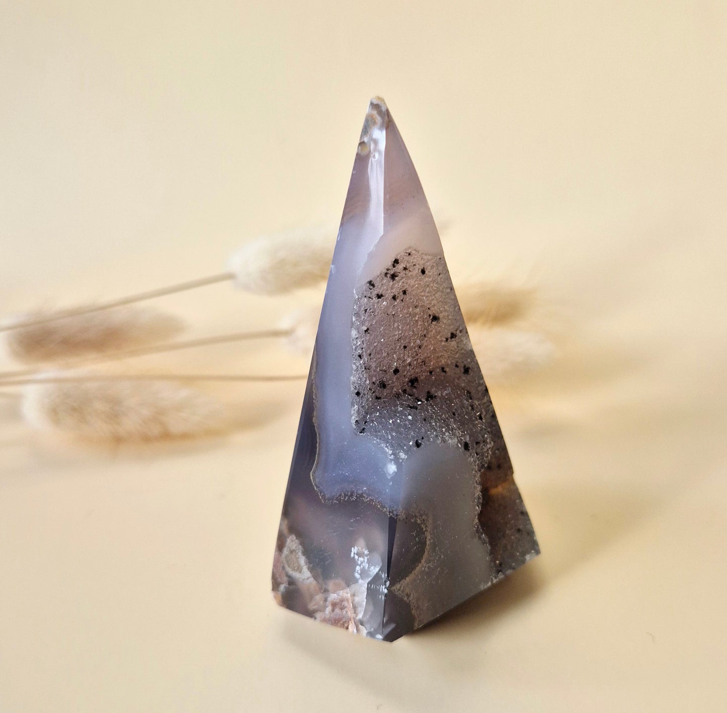 Druzy Grauer Achat - Tropfenförmiger stehender Edelsteinkristall - Nr. 12. 86 Gramm