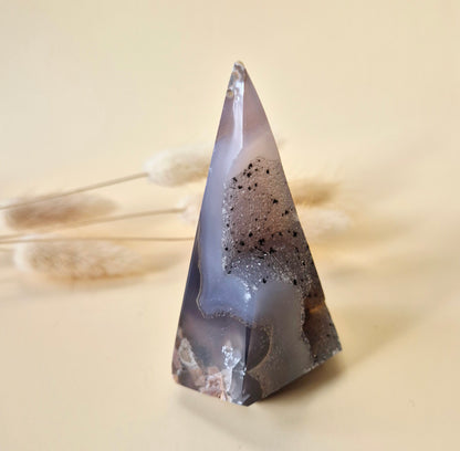 Druzy Grauer Achat - Tropfenförmiger stehender Edelsteinkristall - Nr. 12. 86 Gramm