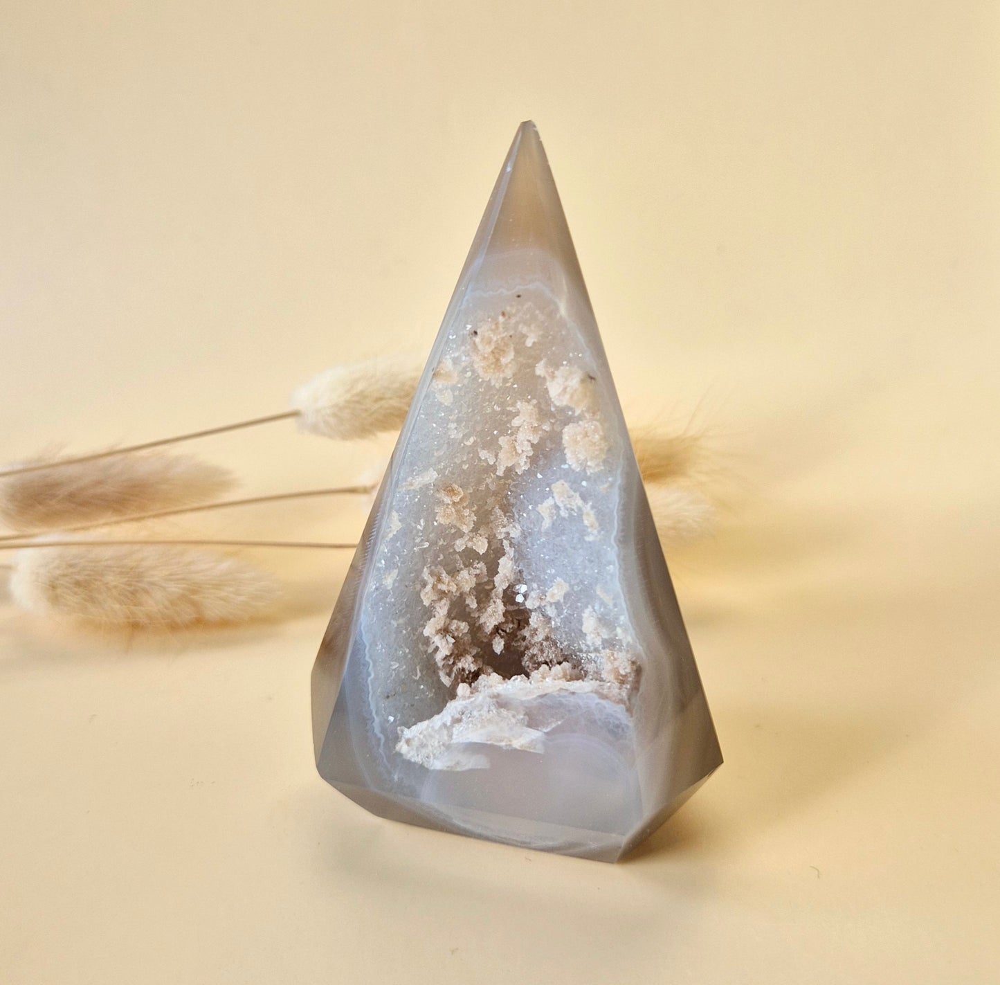 Druzy Grauer Achat - Tropfenförmiger stehender Edelsteinkristall - Nr. 12. 86 Gramm