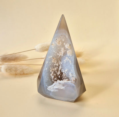 Druzy Grauer Achat - Tropfenförmiger stehender Edelsteinkristall - Nr. 12. 86 Gramm