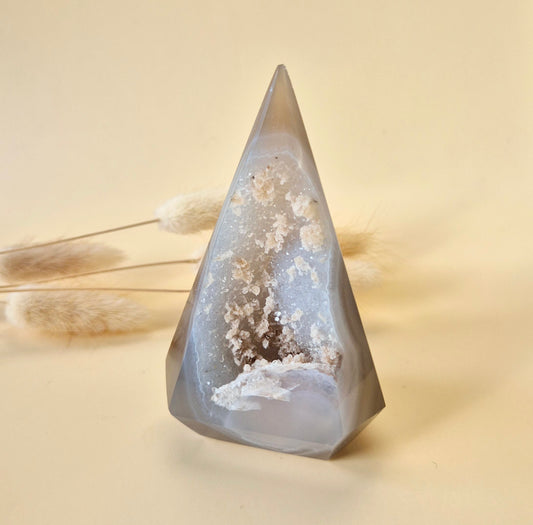 Druzy Grauer Achat - Tropfenförmiger stehender Edelsteinkristall - Nr. 12. 86 Gramm