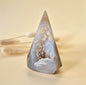 Druzy Grauer Achat - Tropfenförmiger stehender Edelsteinkristall - Nr. 12. 86 Gramm
