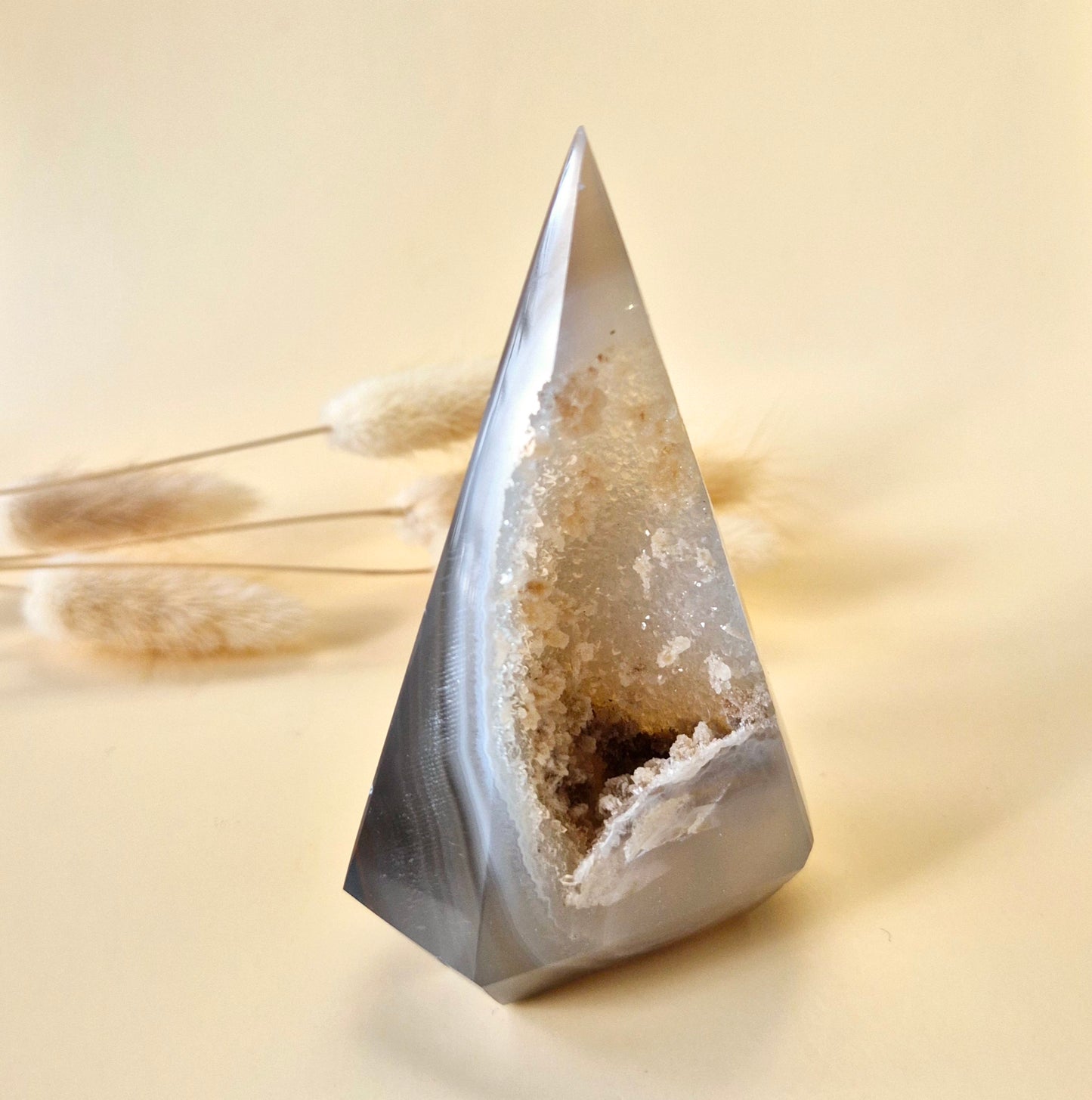 Druzy Grauer Achat - Tropfenförmiger stehender Edelsteinkristall - Nr. 12. 86 Gramm