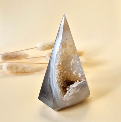Druzy Grauer Achat - Tropfenförmiger stehender Edelsteinkristall - Nr. 12. 86 Gramm