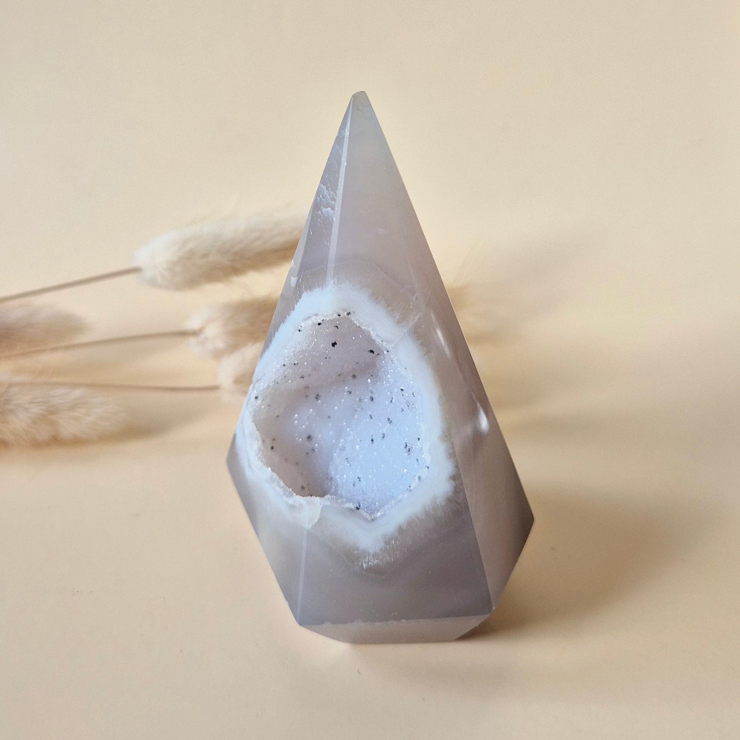 Druzy Grauer Achat - Tropfenförmiger stehender Edelsteinkristall - Nr. 12. 86 Gramm