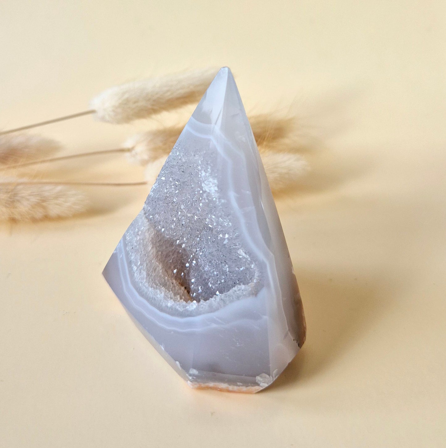 Druzy Grauer Achat - Tropfenförmiger stehender Edelsteinkristall - Nr. 12. 86 Gramm