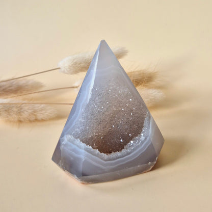 Druzy Grauer Achat - Tropfenförmiger stehender Edelsteinkristall - Nr. 12. 86 Gramm