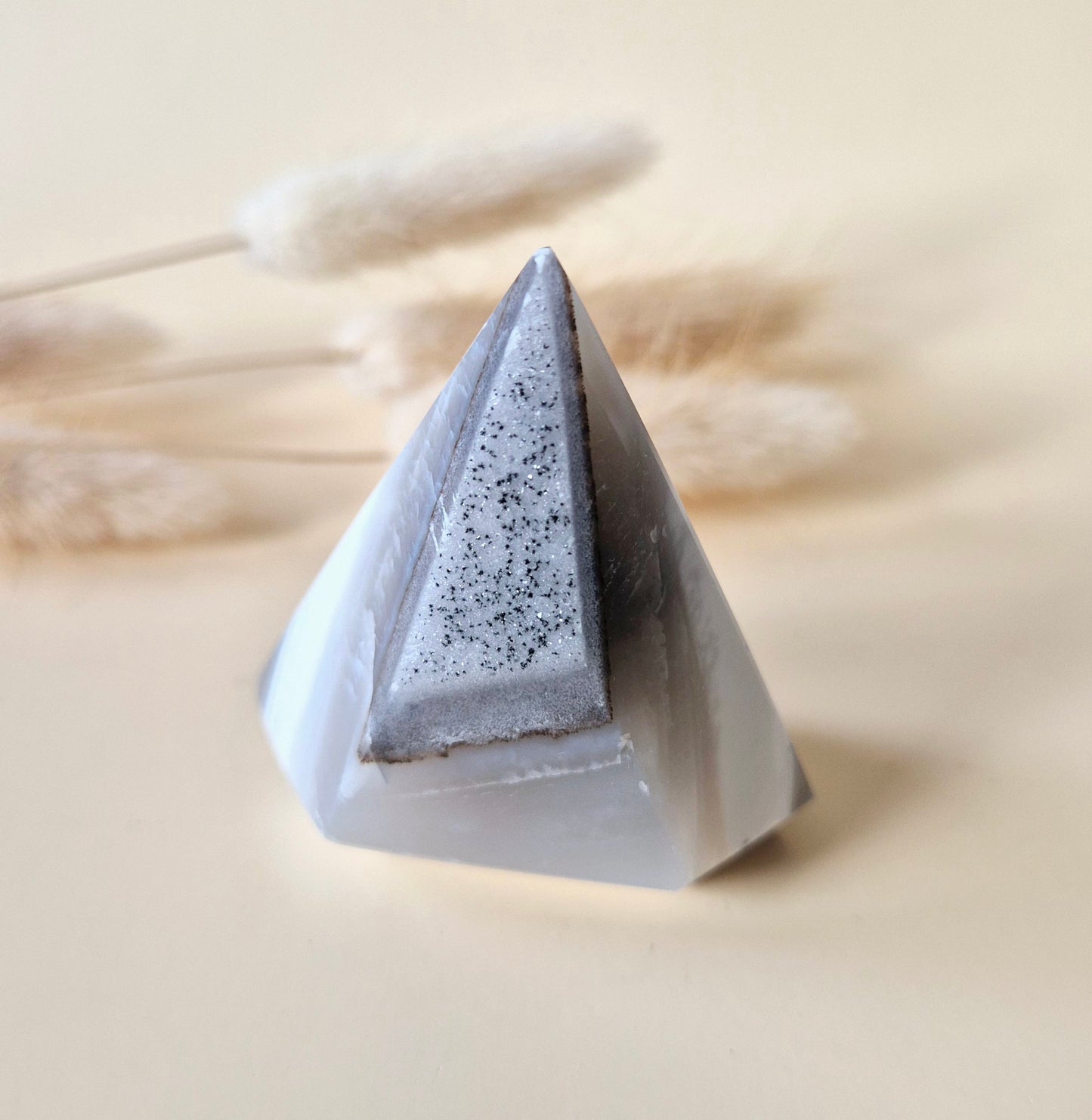 Druzy Grauer Achat - Tropfenförmiger stehender Edelsteinkristall - Nr. 12. 86 Gramm