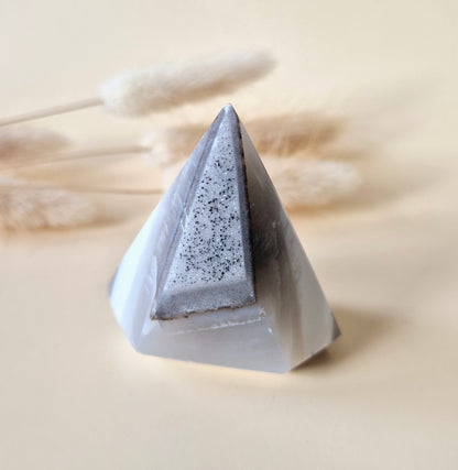 Druzy Grauer Achat - Tropfenförmiger stehender Edelsteinkristall - Nr. 12. 86 Gramm