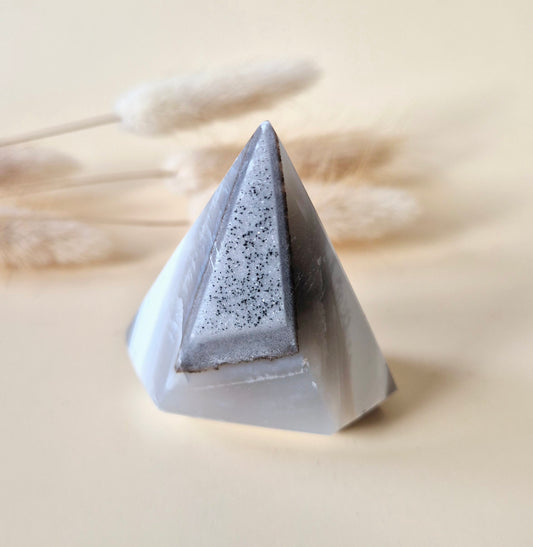 Druzy Grauer Achat - Tropfenförmiger stehender Edelsteinkristall - Nr. 12. 86 Gramm