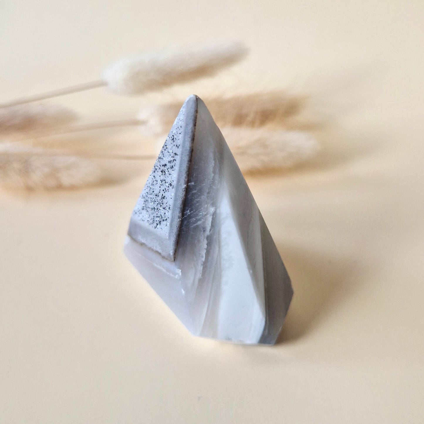 Druzy Grauer Achat - Tropfenförmiger stehender Edelsteinkristall - Nr. 12. 86 Gramm