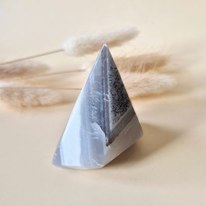 Druzy Grauer Achat - Tropfenförmiger stehender Edelsteinkristall - Nr. 12. 86 Gramm