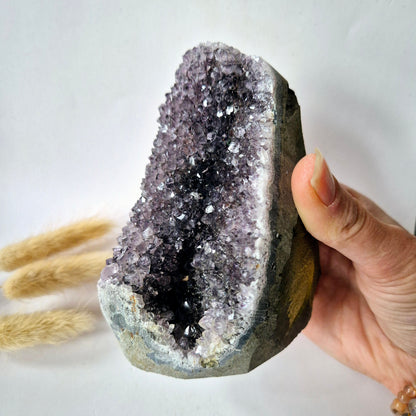 Edelsteen Gepolijste Amethist Geode van 688 gram – Spirituele Eyecatcher met Krachtige Energie