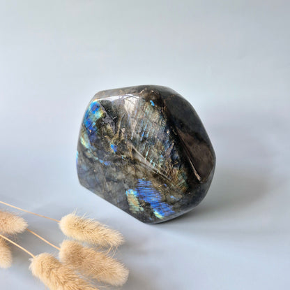 Gemstone Purple Labradorite Heart Palm Stone – Intuition, Protection &amp; Mystical Power