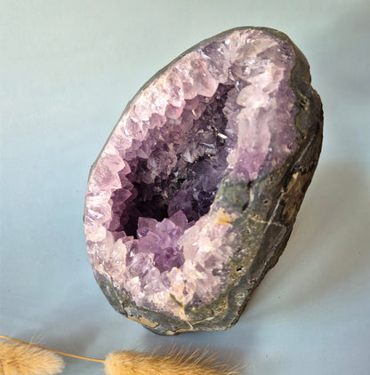 Edelsteen Gepolijste Amethist Geode van 2770 gram – Spirituele Eyecatcher met Krachtige Energie
