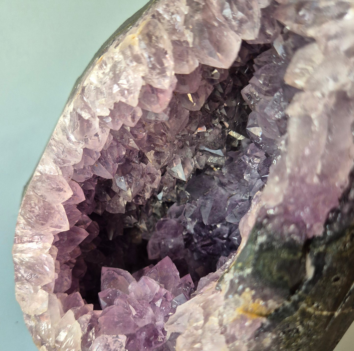 Edelsteen Gepolijste Amethist Geode van 2770 gram – Spirituele Eyecatcher met Krachtige Energie
