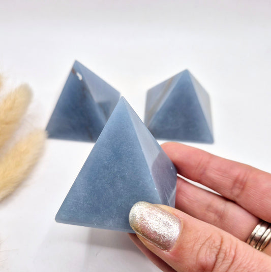 Angeliet Piramide (±5 cm) – Kalmerende Edelsteen voor Rust & Spirituele Verbinding